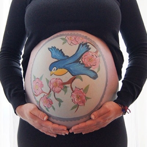 Belly painting : peinture sur ventre rond pour femme enceinte
